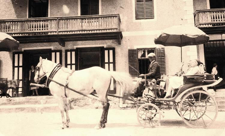 The first guests arrive